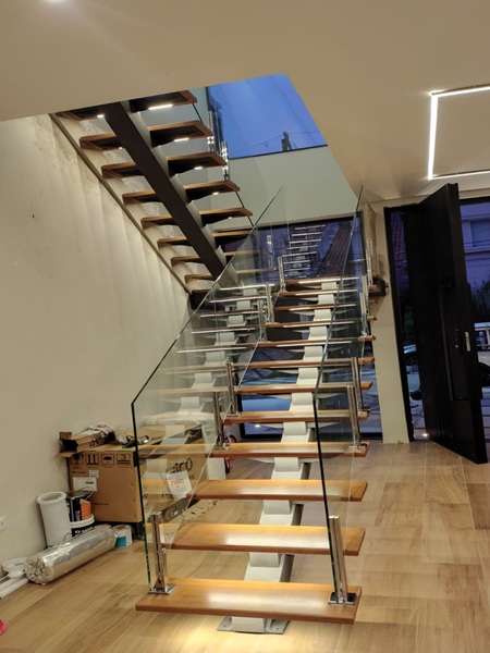 escada-de-ferro-com-guarda-corpo-de-vidros_